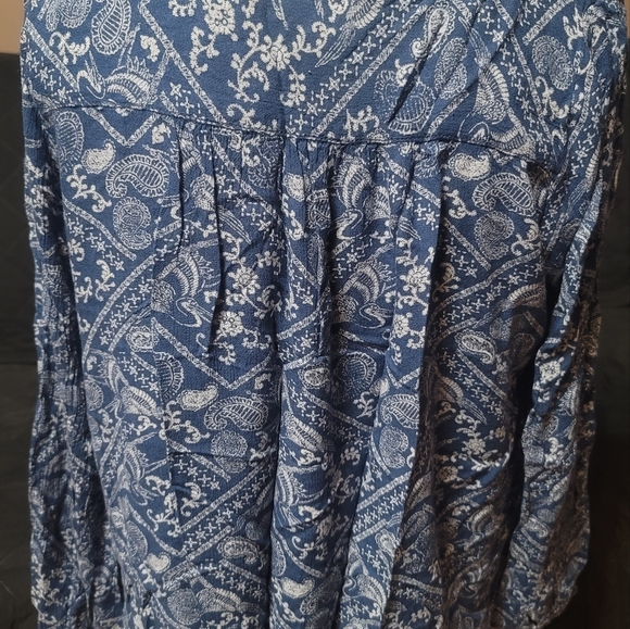 Women's H&M size 10 lightweight blue and white V-neck blouse. - Picture 3 of 7